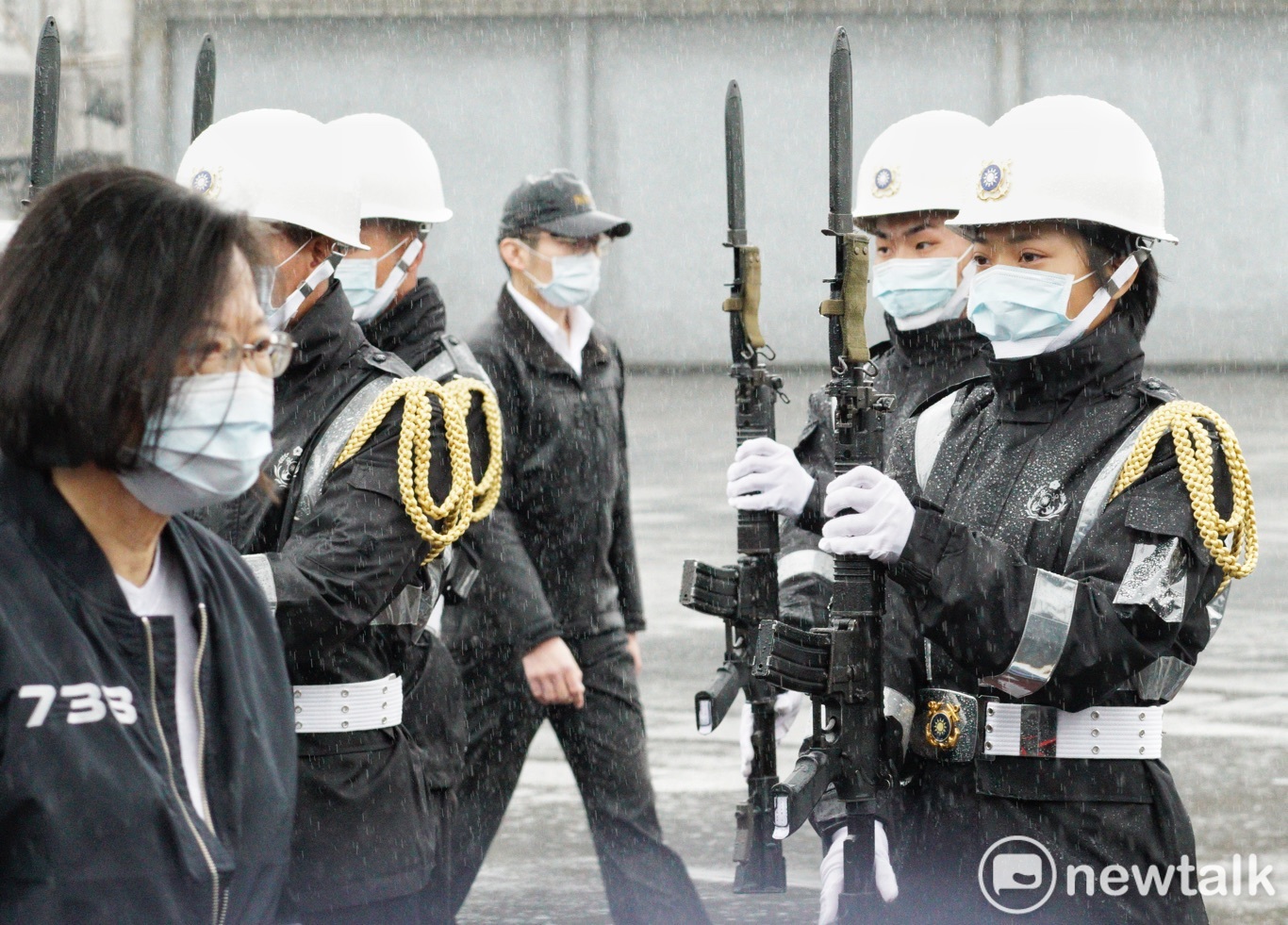 海軍131艦隊的一位女兵舉槍向到訪的總統蔡英文致敬。 圖:張良一/攝 海軍131艦隊的一位女兵舉槍向到訪的總統蔡英文致敬。 圖:張良一/攝