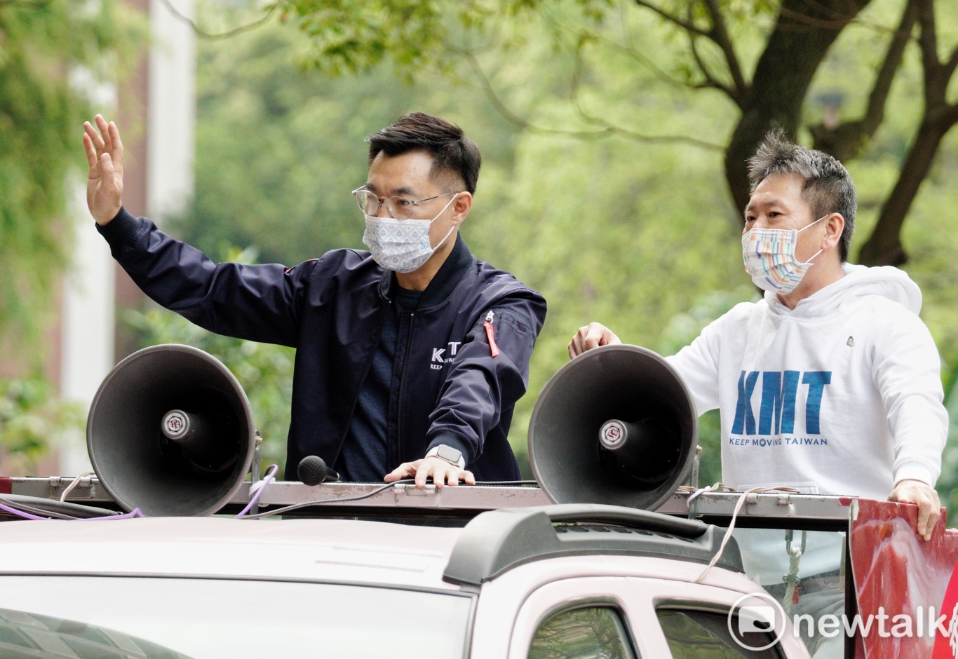 國民黨主席江啟臣和立委林為洲站在反萊豬皮卡車上,向沿途民眾表達感謝之意。 圖:張良一/攝 國民黨主席江啟臣和立委林為洲站在反萊豬皮卡車上,向沿途民眾表達感謝之意。 圖:張良一/攝