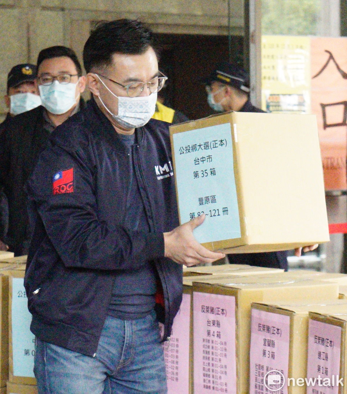 國民黨主席江啟臣說,這是一個歷史性的時刻, 中華民國有公投以來,最高的連署份數就在我們面前,並親頒一箱台中選區的連署書進中選會。 圖:張良一/攝 國民黨主席江啟臣說,這是一個歷史性的時刻, 中華民國有公投以來,最高的連署份數就在我們面前,並親頒一箱台中選區的連署書進中選會。 圖:張良一/攝