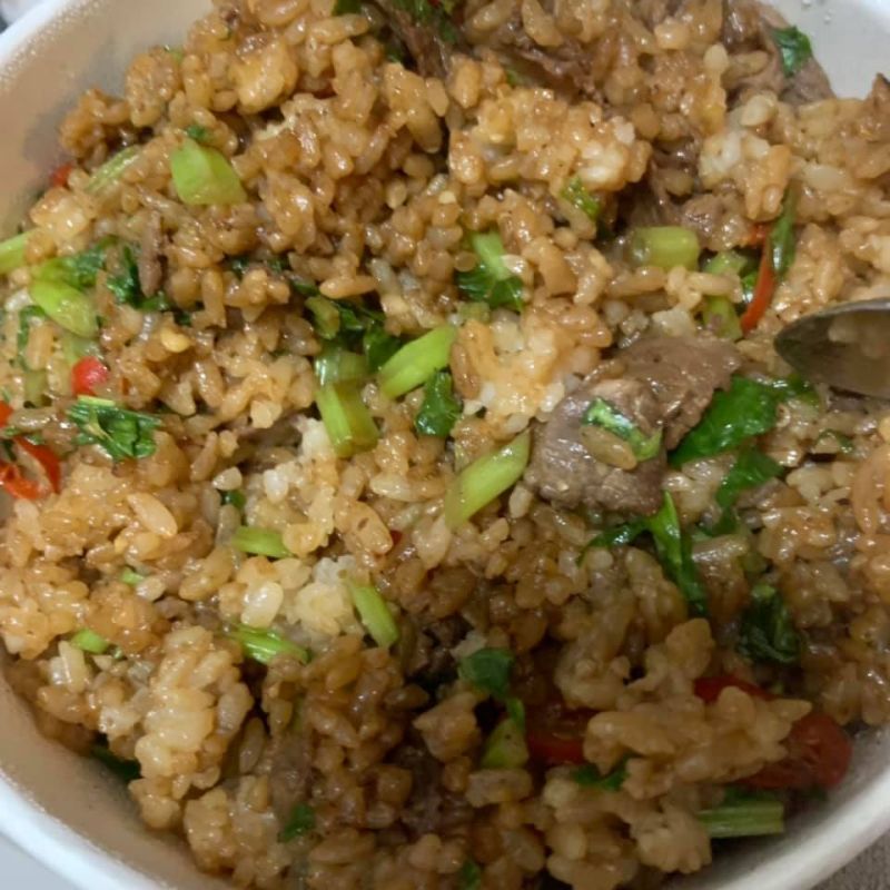 網友分享自己買到的羊肉炒飯全糊在一起。 圖：抱怨公社