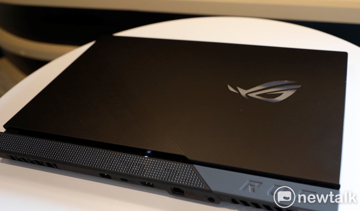 ROG Strix SCAR 17不像上一代是剛性的刀切系列,本次則是在平面造型下作文章。 圖:陳耀宗/攝 ROG Strix SCAR 17不像上一代是剛性的刀切系列,本次則是在平面造型下作文章。 圖:陳耀宗/攝
