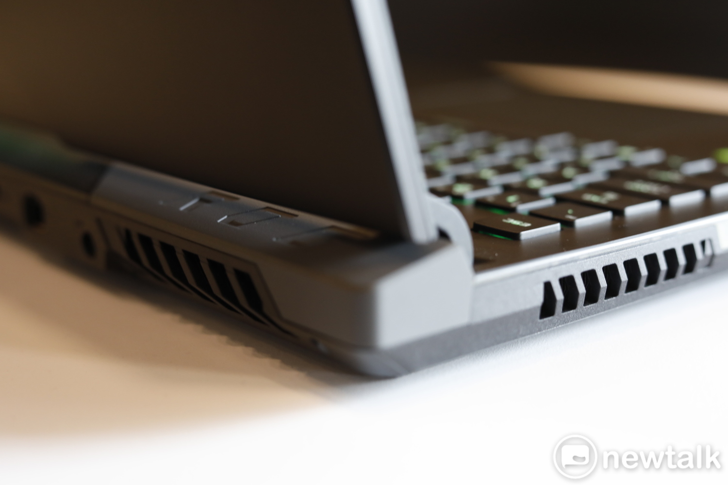 ROG Strix SCAR 17左右兩側及後側共有四個排風口。 圖:陳耀宗/攝 ROG Strix SCAR 17左右兩側及後側共有四個排風口。 圖:陳耀宗/攝