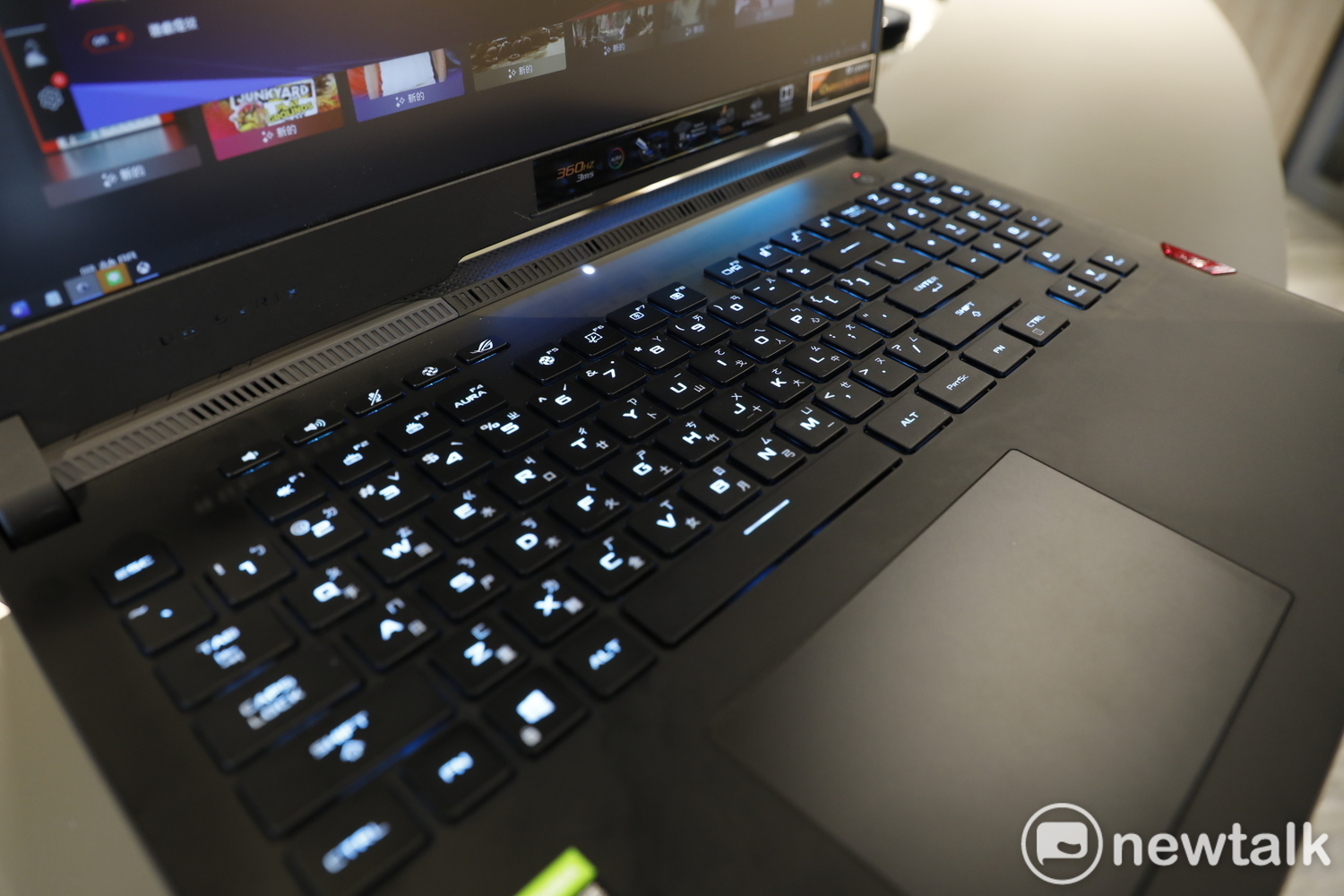 ROG Strix Scar 17是ROG首次採用光學機械式鍵盤的電競筆電系列。 圖:陳耀宗/攝 ROG Strix Scar 17是ROG首次採用光學機械式鍵盤的電競筆電系列。 圖:陳耀宗/攝
