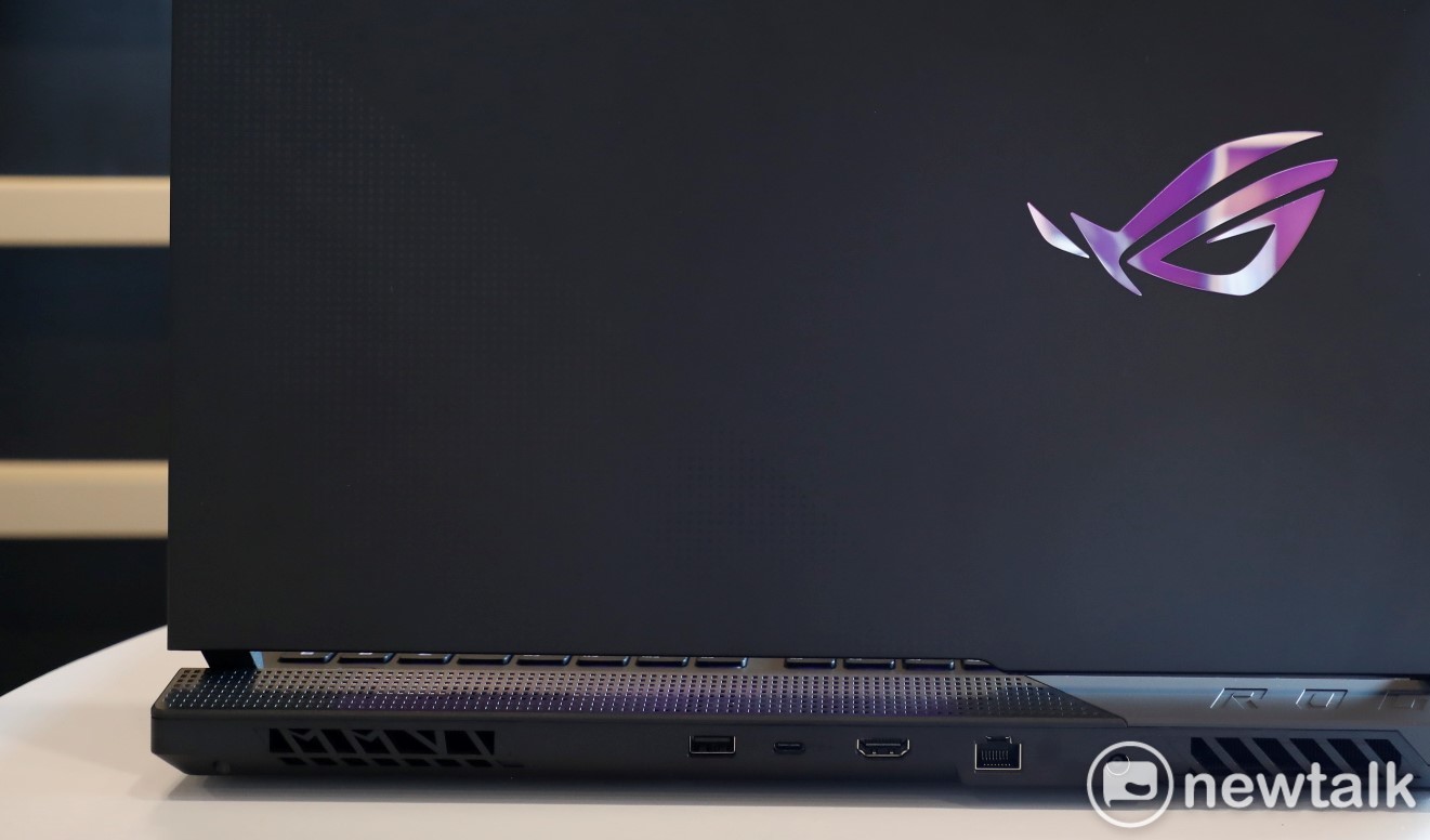 ROG Strix SCAR 17主要的插槽都在後側。 圖:陳耀宗/攝 ROG Strix SCAR 17主要的插槽都在後側。 圖:陳耀宗/攝