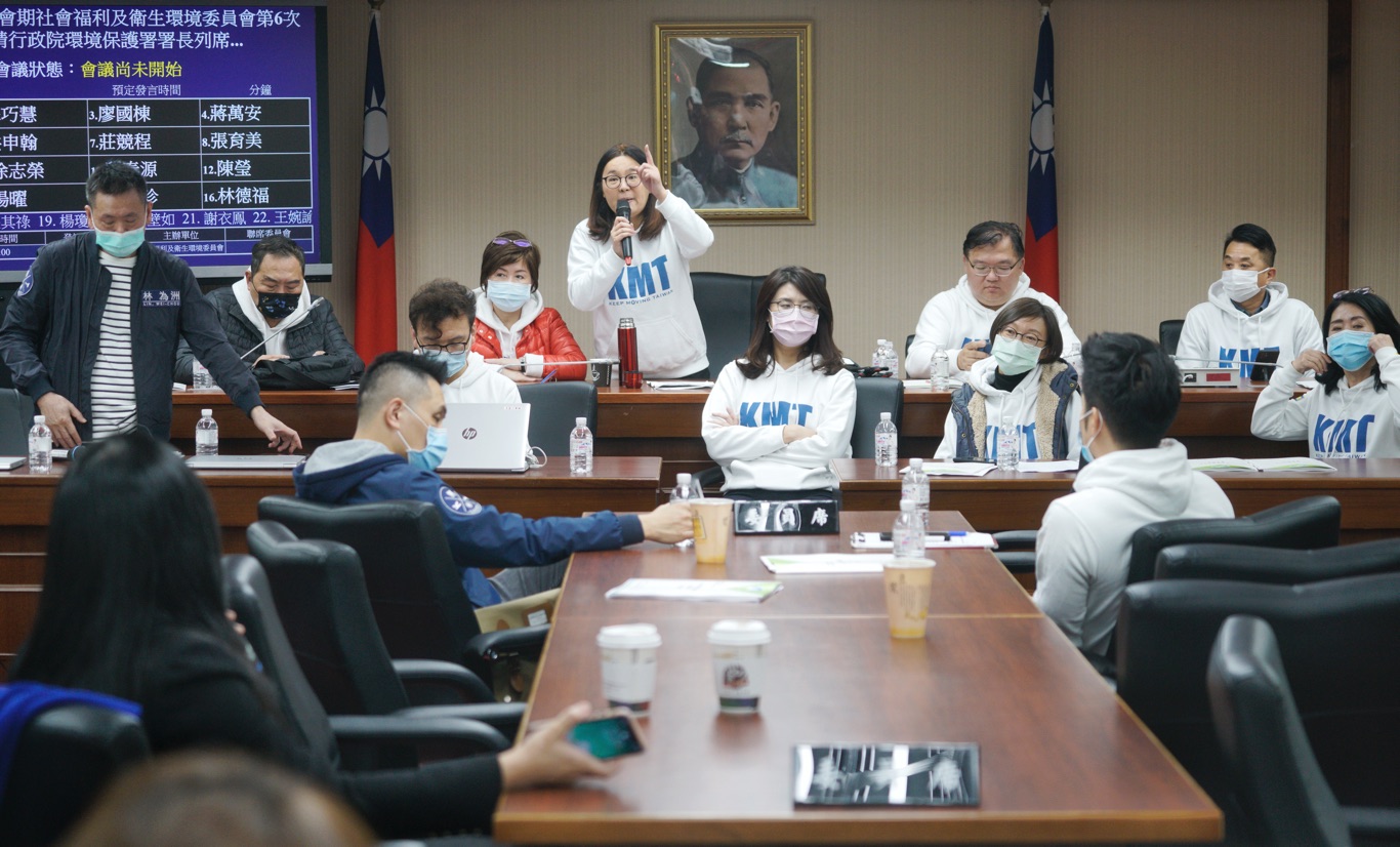 立法院社福及衛環委員會兩位召委-陳玉珍和陳瑩爲了立院成立疫苗採購調閱小組爭鋒相對,國民黨立委甚至佔據主席台,雙方爭執不下,也造成議事停擺。 圖:張良一/攝 立法院社福及衛環委員會兩位召委-陳玉珍和陳瑩爲了立院成立疫苗採購調閱小組爭鋒相對,國民黨立委甚至佔據主席台,雙方爭執不下,也造成議事停擺。 圖:張良一/攝