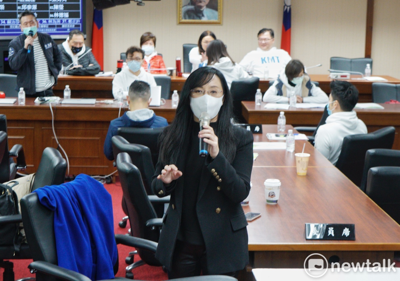 立法院社福及衛環委員會兩位召委-陳玉珍和陳瑩爲了立院成立疫苗採購調閱小組爭鋒相對,國民黨立委甚至佔據主席台,雙方爭執不下,也造成議事停擺。 圖:張良一/攝 立法院社福及衛環委員會兩位召委-陳玉珍和陳瑩爲了立院成立疫苗採購調閱小組爭鋒相對,國民黨立委甚至佔據主席台,雙方爭執不下,也造成議事停擺。 圖:張良一/攝