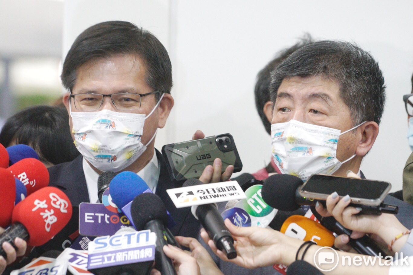 中央流行疫情指揮中心指揮官陳時中、交通部長林佳龍兩大部會首長一同出現,可見本首發團的重要性。 圖:張良一/攝 中央流行疫情指揮中心指揮官陳時中、交通部長林佳龍兩大部會首長一同出現,可見本首發團的重要性。 圖:張良一/攝