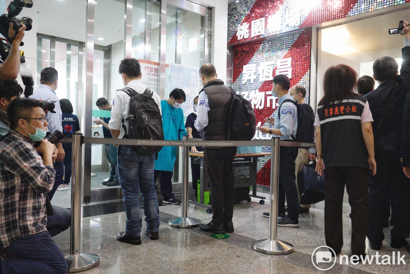 帛琉旅遊首發團旅客排隊接受PCR採檢。 圖:張良一/攝 帛琉旅遊首發團旅客排隊接受PCR採檢。 圖:張良一/攝