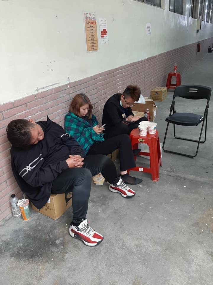 靈堂附近各小小角落都是修復師吃飯休息的地方，空的冰櫃是擺放餐點的桌子。 圖：翻攝自陳孟秀臉書