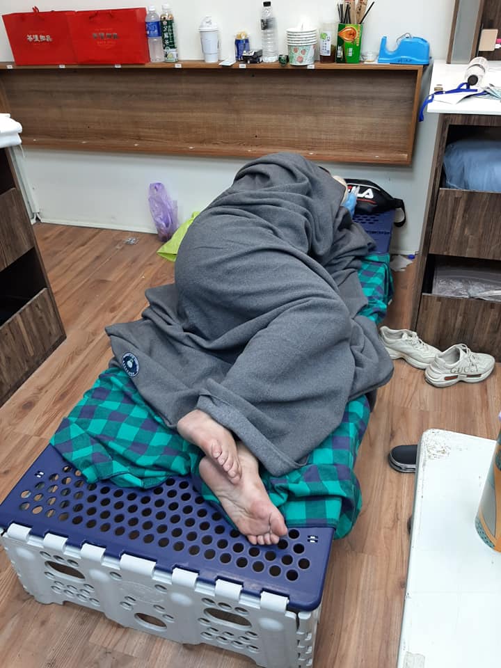 遺體修復師連夜進行修復工作,疲累不堪。 圖:翻攝自王薇君臉書 遺體修復師連夜進行修復工作,疲累不堪。 圖:翻攝自王薇君臉書