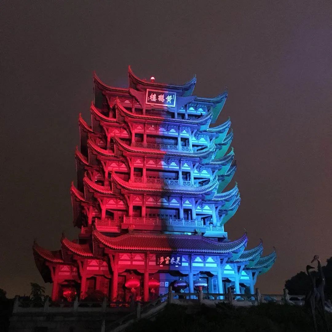 S7期間,武漢黃鶴樓在為中國隊加油的燈光秀上映上紅藍兩色。 圖:翻攝自人民電競 S7期間,武漢黃鶴樓在為中國隊加油的燈光秀上映上紅藍兩色。 圖:翻攝自人民電競