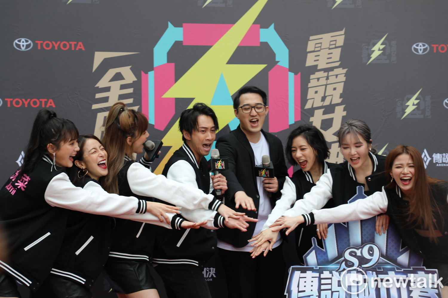 女神們與陳漢典搭檔,組成「電競女神」隊。 圖:蔡幸秀/攝 女神們與陳漢典搭檔,組成「電競女神」隊。 圖:蔡幸秀/攝