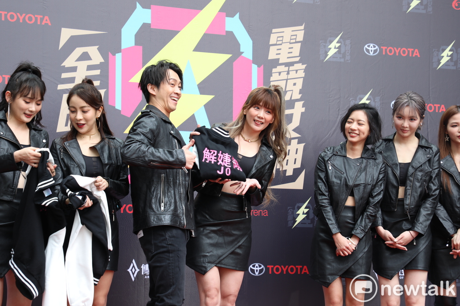 陳漢典親自頒發繡有隊徽以及選手名字的隊服給女神們。 圖:蔡幸秀/攝 陳漢典親自頒發繡有隊徽以及選手名字的隊服給女神們。 圖:蔡幸秀/攝