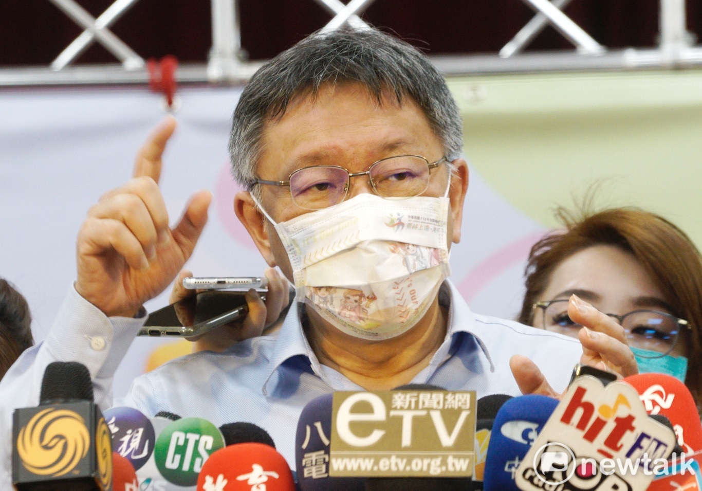 台北市長柯文哲日前在粉專「台灣阿北-柯文哲」錄製影片,指台北市道路盡是中國城市名稱,拋出「去中國化」道路正名議題。 圖:張良一 / 攝 台北市長柯文哲日前在粉專「台灣阿北-柯文哲」錄製影片,指台北市道路盡是中國城市名稱,拋出「去中國化」道路正名議題。 圖:張良一 / 攝