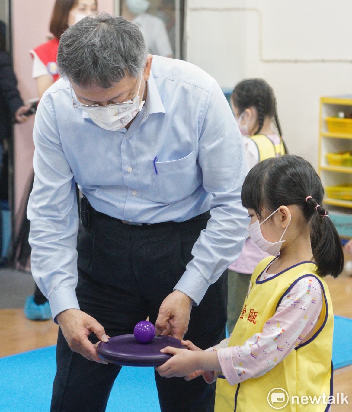 台北市長柯文哲出席「台北版準公共幼兒園2.0上路囉」記者會,並和小朋友們一起玩遊戲。 圖:張良一 / 攝 台北市長柯文哲出席「台北版準公共幼兒園2.0上路囉」記者會,並和小朋友們一起玩遊戲。 圖:張良一 / 攝