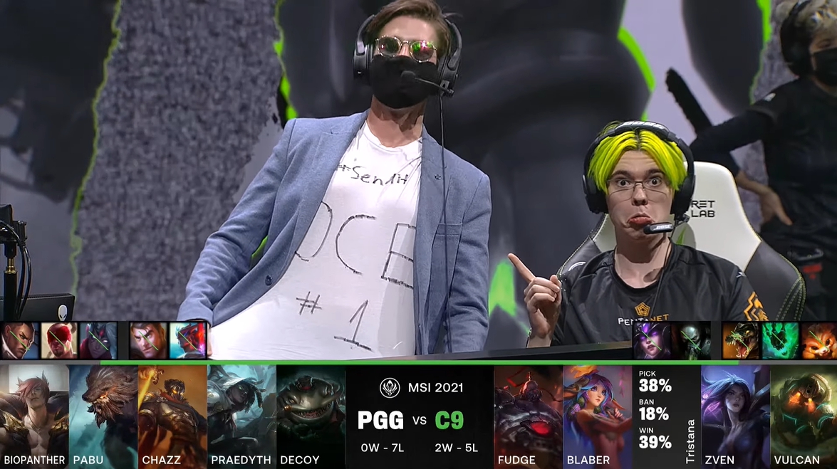 PGG的教練秀出寫著大洋洲第一名的T恤。 圖:翻攝自LoL Esports PGG的教練秀出寫著大洋洲第一名的T恤。 圖:翻攝自LoL Esports
