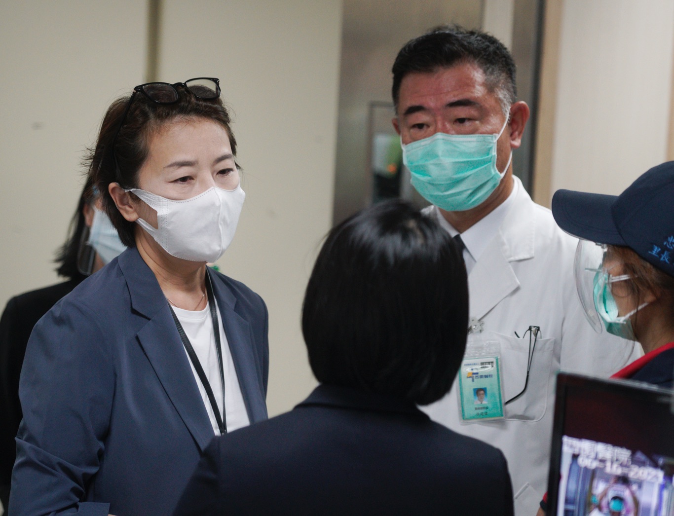 台北市副市長黃珊珊前往西園醫院了解疫苗施打情況,並和副院長孫建偉交換意見。 圖:張良一 / 攝 台北市副市長黃珊珊前往西園醫院了解疫苗施打情況,並和副院長孫建偉交換意見。 圖:張良一 / 攝