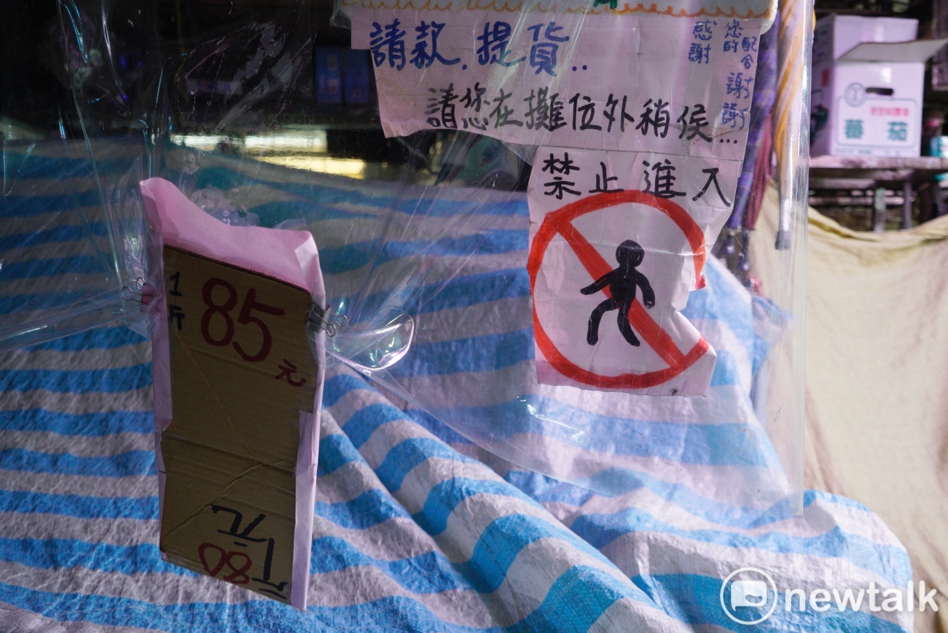 台北市副市長黃珊珊上午在北農董事長黃向群的陪同下,視察快篩站整備情形。圖為一市零批場。 圖:張良一/攝 台北市副市長黃珊珊上午在北農董事長黃向群的陪同下,視察快篩站整備情形。圖為一市零批場。 圖:張良一/攝