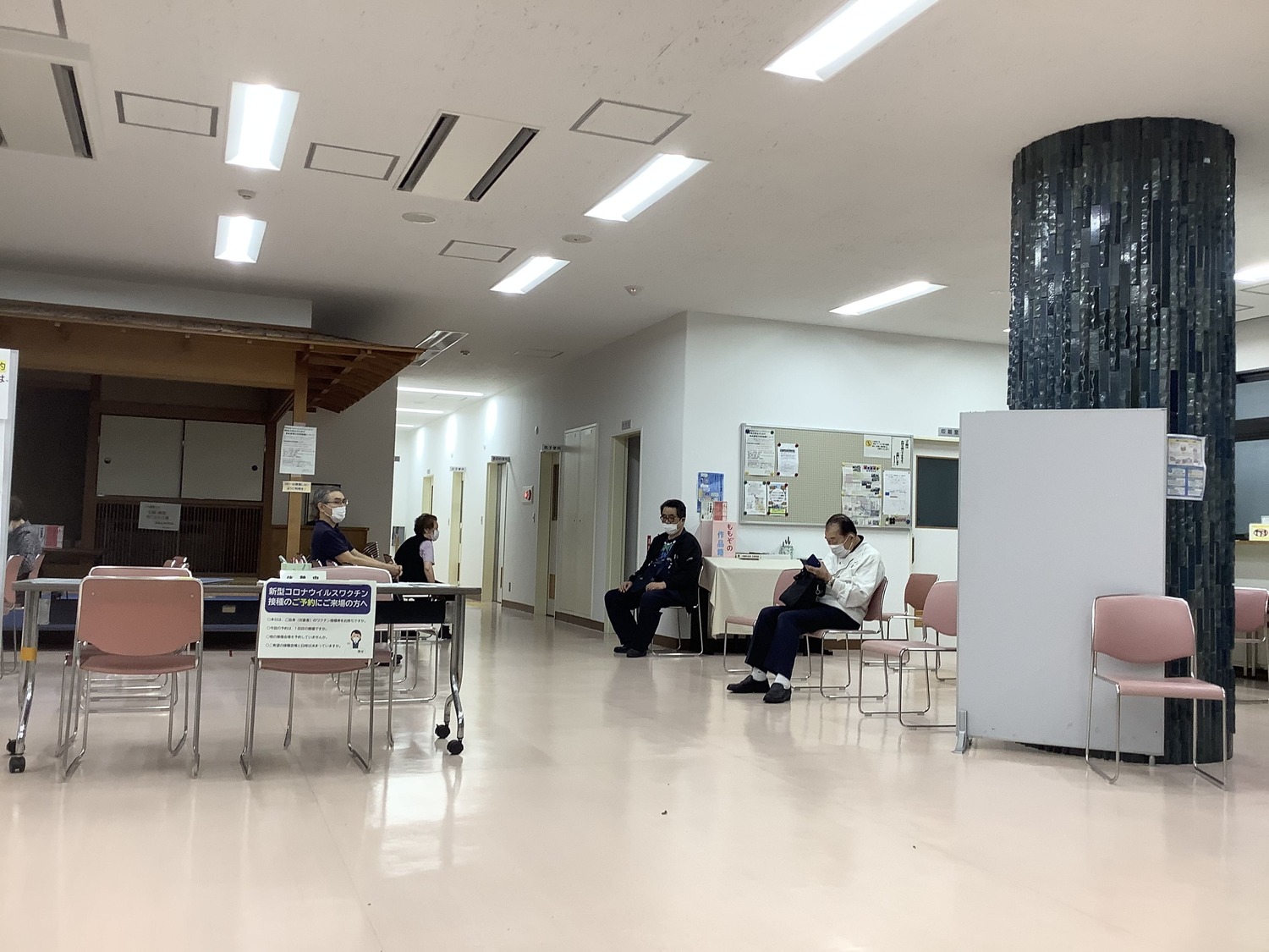 接種者是每15分鐘一節,10分鐘前報到,因此不會發生擁擠不堪以及長時間等候的折磨。 圖:劉黎兒/攝 各地接種處都協助接種者預約,免除高齡者辛勞,日本政府開發了可以共用的預約接種APP。 圖:劉黎兒/攝各地接種處都協助接種者預約,免除高齡者辛勞,日本政府開發了可以共用的預約接種APP。 圖:劉黎兒/攝 接種者是每15分鐘一節,10分鐘前報到,因此不會發生擁擠不堪以及長時間等候的折磨。 圖:劉黎兒/攝 各地接種處都協助接種者預約,免除高齡者辛勞,日本政府開發了可以共用的預約接種APP。 圖:劉黎兒/攝各地接種處都協助接種者預約,免除高齡者辛勞,日本政府開發了可以共用的預約接種APP。 圖:劉黎兒/攝