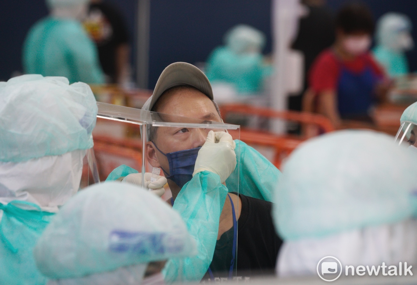 北市府今起分批爲北農員工以及在市場工作的相關人員進行PCR檢測。 圖:張良一 / 攝 北市府今起分批爲北農員工以及在市場工作的相關人員進行PCR檢測。 圖:張良一 / 攝