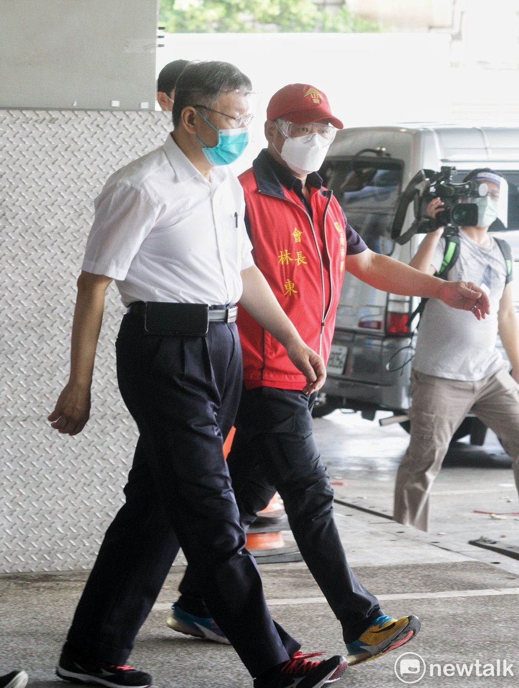 台北市長柯文哲上午在台北市副市長黃珊珊、環南市場自治會會長林勝東的陪同下,視察重新營業的環南市場。 圖:張良一 / 攝 台北市長柯文哲上午在台北市副市長黃珊珊、環南市場自治會會長林勝東的陪同下,視察重新營業的環南市場。 圖:張良一 / 攝