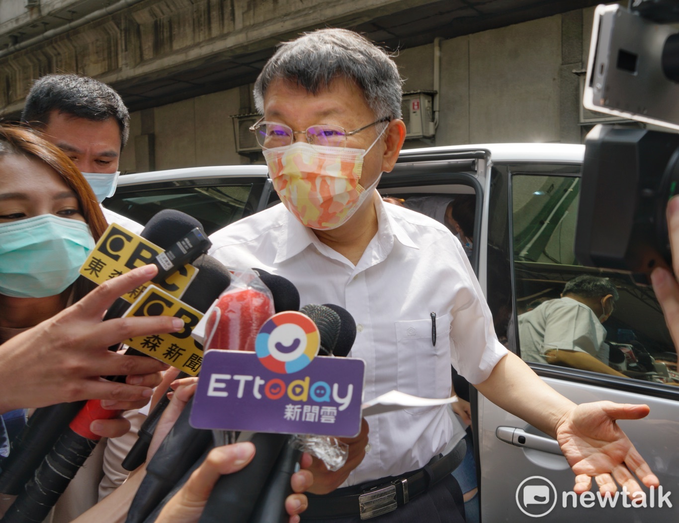 台北市長柯文哲、副市長黃珊珊到萬華指揮所與北農前進指揮官王必勝開會。 圖:張良一 / 攝 台北市長柯文哲、副市長黃珊珊到萬華指揮所與北農前進指揮官王必勝開會。 圖:張良一 / 攝