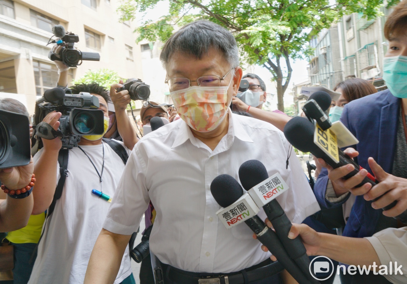 台北市長柯文哲、副市長黃珊珊到萬華指揮所與北農前進指揮官王必勝開會。 圖:張良一 / 攝 台北市長柯文哲、副市長黃珊珊到萬華指揮所與北農前進指揮官王必勝開會。 圖:張良一 / 攝