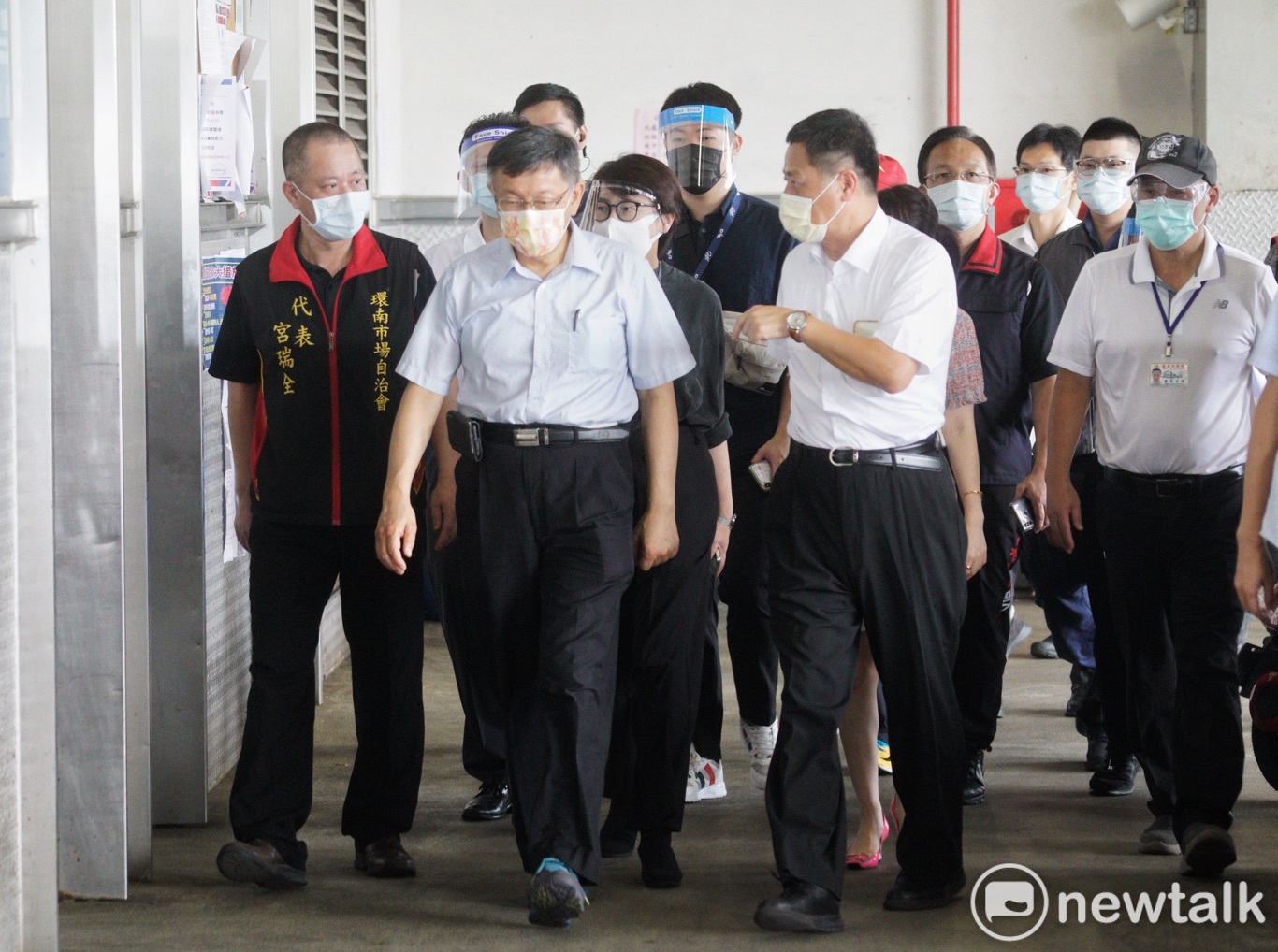 台北市長柯文哲上午在副市長黃珊珊、環南市場自治會長林勝東的陪同下,視察市場人員PCR篩檢情況。 圖:張良一 / 攝 台北市長柯文哲上午在副市長黃珊珊、環南市場自治會長林勝東的陪同下,視察市場人員PCR篩檢情況。 圖:張良一 / 攝