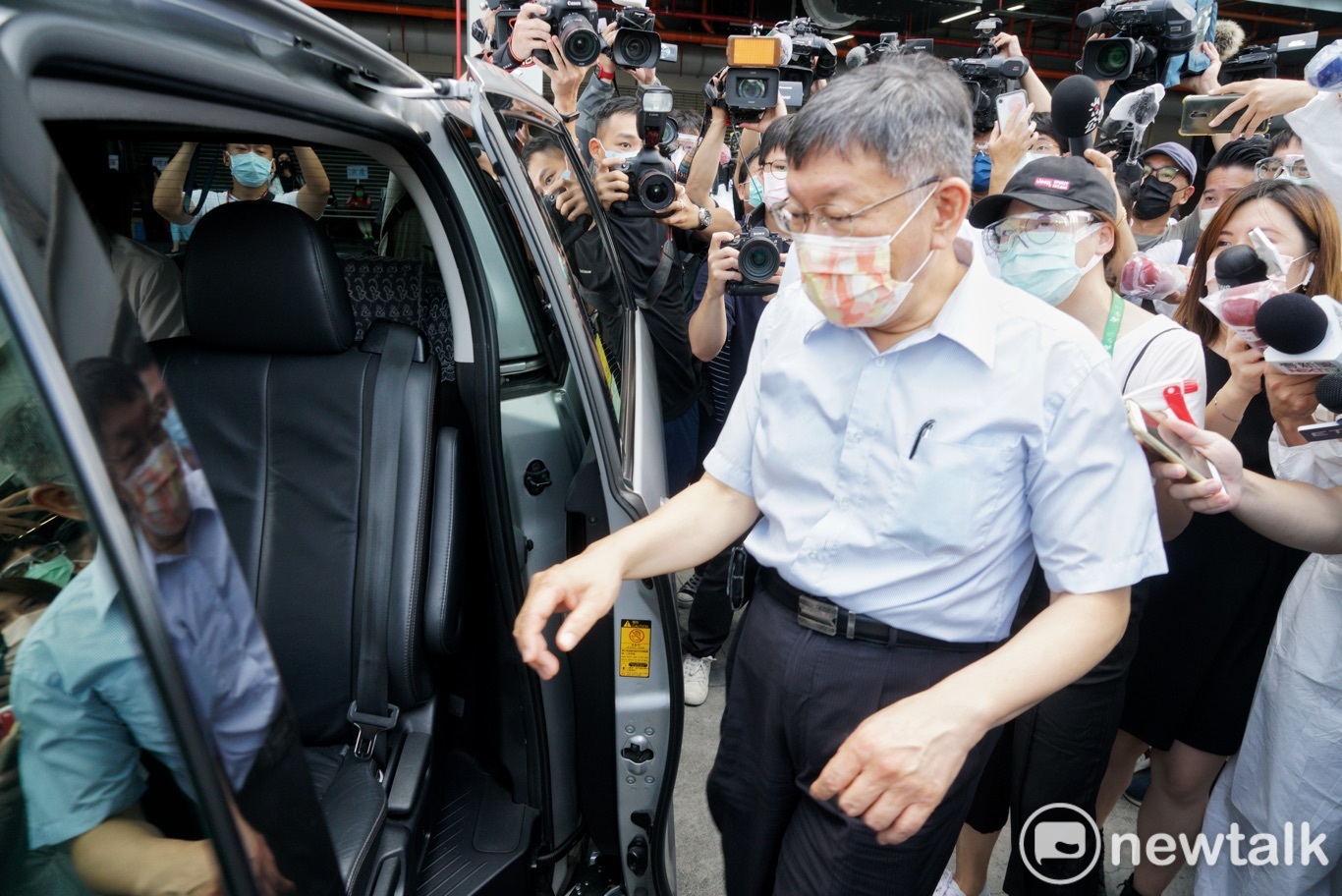 台北市長柯文哲上午在副市長黃珊珊、環南市場自治會長林勝東等人的陪同下,視察環南市場工作人員PCR篩檢情況。 圖:張良一/攝 台北市長柯文哲上午在副市長黃珊珊、環南市場自治會長林勝東等人的陪同下,視察環南市場工作人員PCR篩檢情況。 圖:張良一/攝