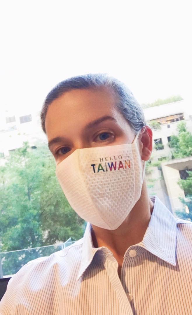 孫曉雅在自拍照中,戴著印有HELLO TAIWAN字樣的口罩。 圖:翻攝自美國在台協會臉書 孫曉雅在自拍照中,戴著印有HELLO TAIWAN字樣的口罩。 圖:翻攝自美國在台協會臉書