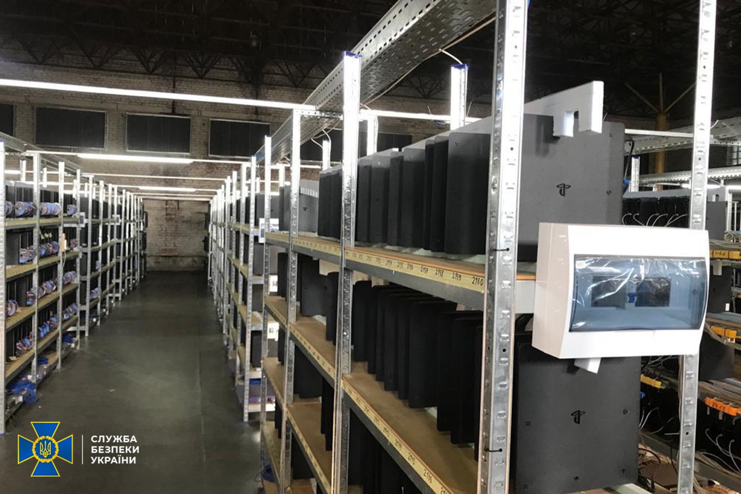 烏克蘭安全局宣稱破獲一起非法偷電的加密貨幣農場。 圖:翻攝自SSU 烏克蘭安全局宣稱破獲一起非法偷電的加密貨幣農場。 圖:翻攝自SSU