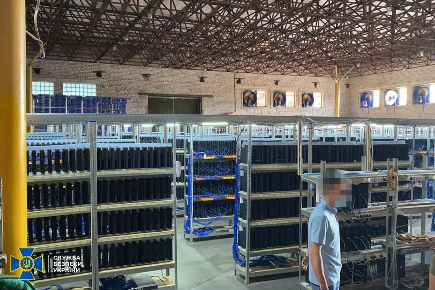 烏克蘭安全局宣稱破獲一起非法偷電的加密貨幣農場。 圖:翻攝自SSU 烏克蘭安全局宣稱破獲一起非法偷電的加密貨幣農場。 圖:翻攝自SSU