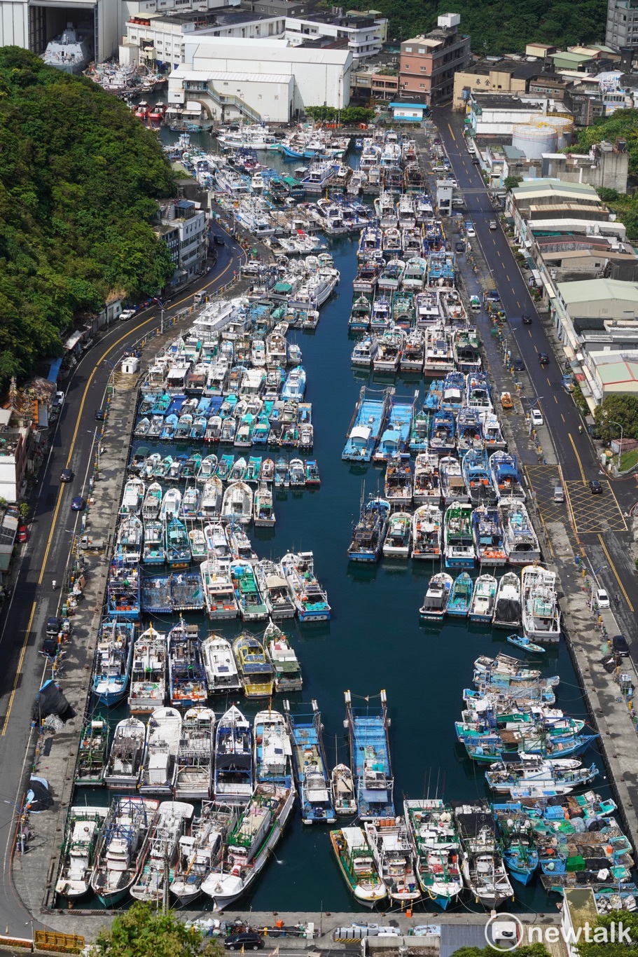 受烟花颱風外圍環流影響,宜蘭南方澳漁港內擠滿了避風浪的漁船。 圖:張良一 / 攝 受烟花颱風外圍環流影響,宜蘭南方澳漁港內擠滿了避風浪的漁船。 圖:張良一 / 攝