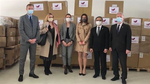 台灣去年第2波援外口罩捐贈斯洛伐克，最近斯洛伐克也贈送台灣疫苗。 圖：翻攝駐斯洛伐克台北代表處官網