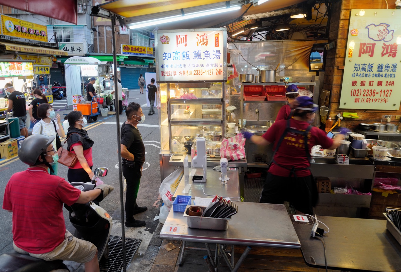 受武漢肺炎疫情影響,而暫停營業兩個多月的萬華廣州街夜市,在疫情漸緩後今天傍晚重新開市營業。由於雙北二市仍未開放內用,消費者只能在店家外排隊等外帶。 圖:張良一/攝 受武漢肺炎疫情影響,而暫停營業兩個多月的萬華廣州街夜市,在疫情漸緩後今天傍晚重新開市營業。由於雙北二市仍未開放內用,消費者只能在店家外排隊等外帶。 圖:張良一/攝