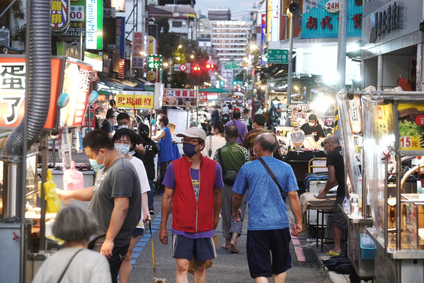 受武漢肺炎疫情影響,而暫停營業兩個多月的萬華廣州街夜市,在疫情漸緩後今天傍晚重新開市營業。 圖:張良一/攝 受武漢肺炎疫情影響,而暫停營業兩個多月的萬華廣州街夜市,在疫情漸緩後今天傍晚重新開市營業。 圖:張良一/攝