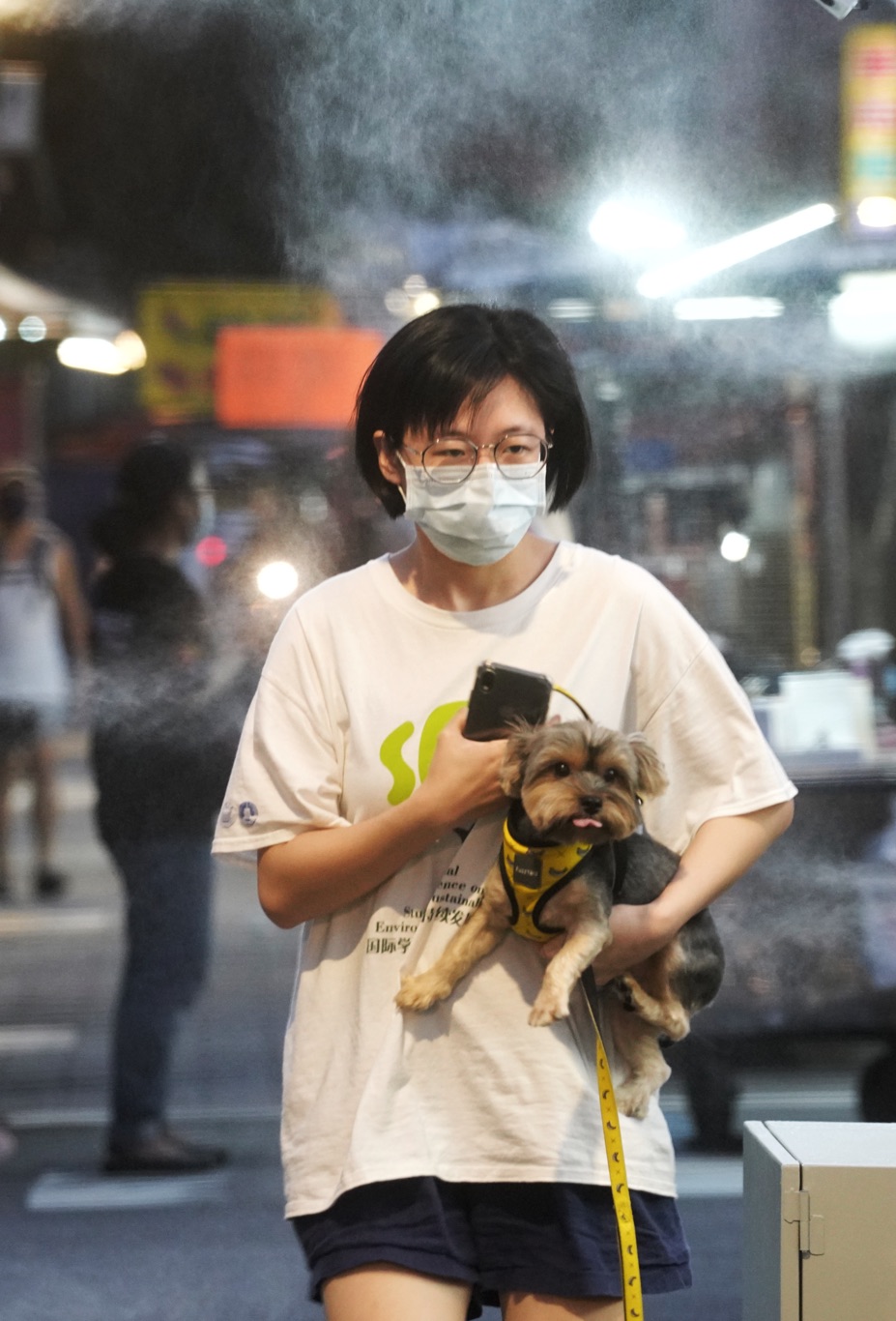 受武漢肺炎疫情影響,而暫停營業兩個多月的萬華廣州街夜市,在疫情漸緩後今天傍晚重新開市營業。圖為一位市民逛夜市前,經過會噴出消毒水的特製門。 圖:張良一/攝 受武漢肺炎疫情影響,而暫停營業兩個多月的萬華廣州街夜市,在疫情漸緩後今天傍晚重新開市營業。圖為一位市民逛夜市前,經過會噴出消毒水的特製門。 圖:張良一/攝