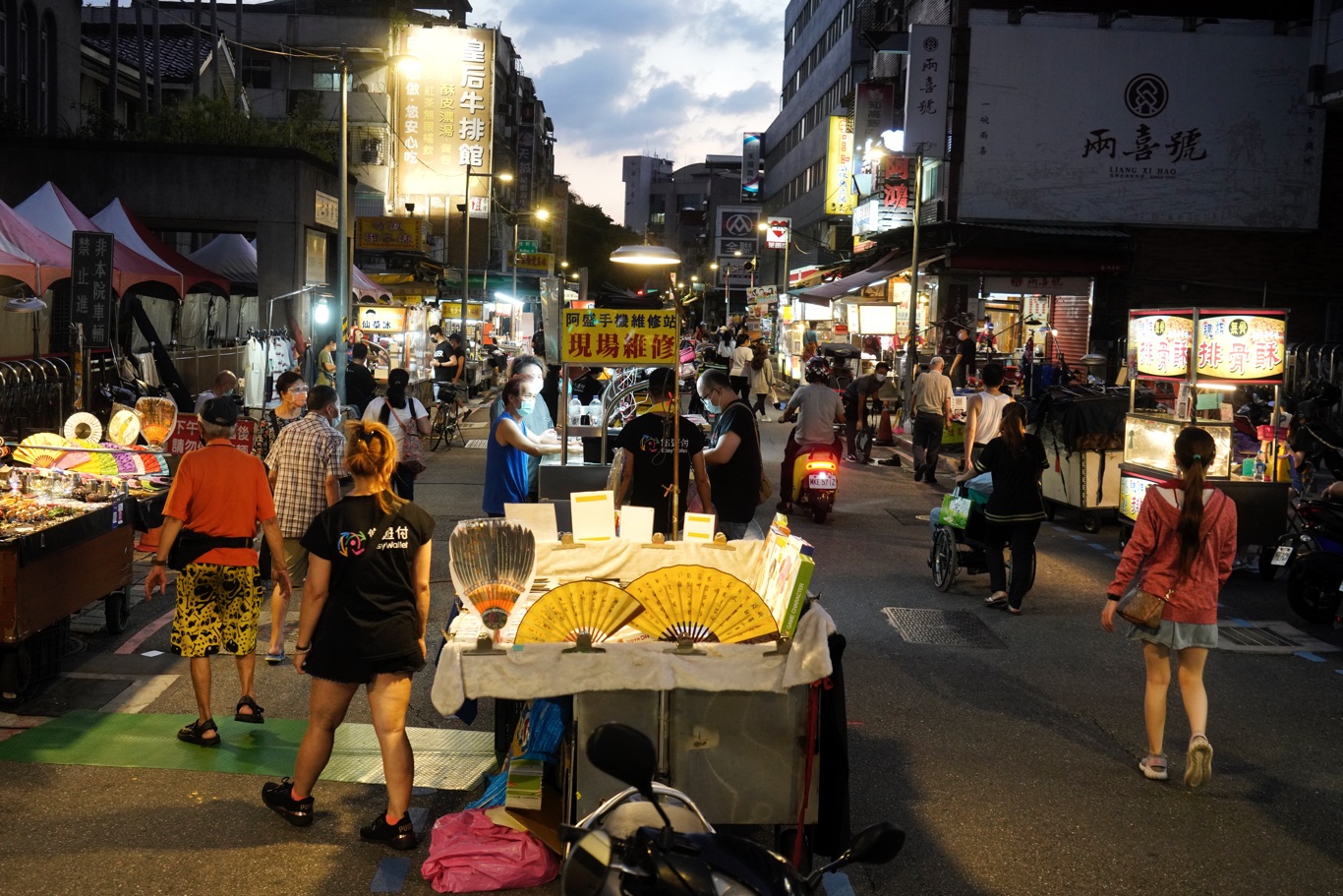 受武漢肺炎疫情影響,而暫停營業兩個多月的萬華廣州街夜市,在疫情漸緩後今天傍晚重新開市營業。 圖:張良一/攝 受武漢肺炎疫情影響,而暫停營業兩個多月的萬華廣州街夜市,在疫情漸緩後今天傍晚重新開市營業。 圖:張良一/攝