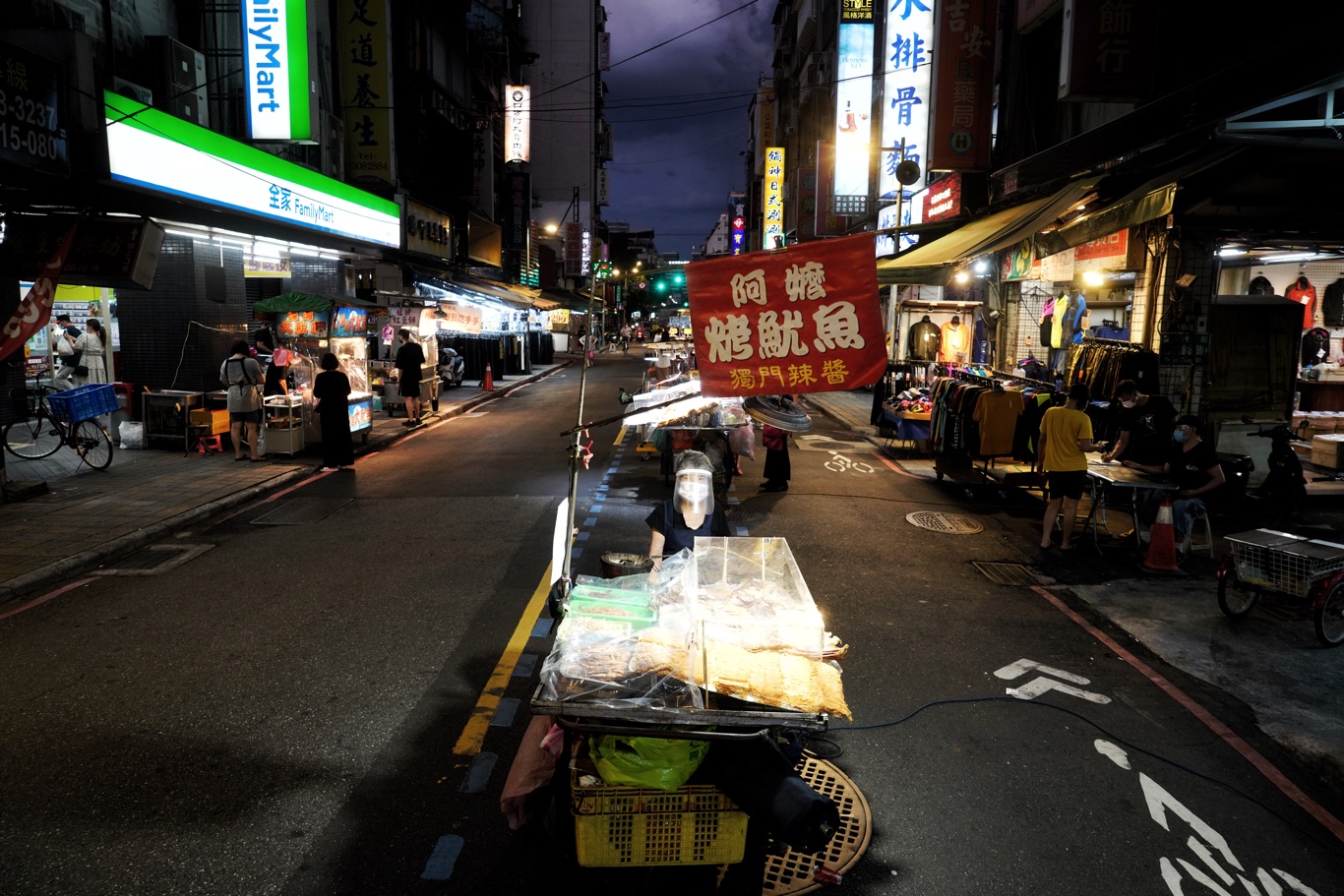 受武漢肺炎疫情影響,而暫停營業兩個多月的萬華廣州街夜市,在疫情漸緩後今天傍晚重新開市營業,不過買氣和人氣仍無法和疫情前的熱絡景象相比。 圖:張良一/攝 受武漢肺炎疫情影響,而暫停營業兩個多月的萬華廣州街夜市,在疫情漸緩後今天傍晚重新開市營業,不過買氣和人氣仍無法和疫情前的熱絡景象相比。 圖:張良一/攝