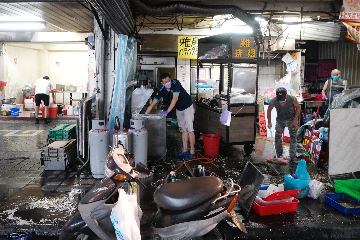 受武漢肺炎疫情影響,而暫停營業兩個多月的萬華廣州街夜市,在疫情漸緩後今天傍晚重新開市營業。圖為賣炸雞的攤商清理攤子,他說會再晚幾天再開市。 圖:張良一/攝 受武漢肺炎疫情影響,而暫停營業兩個多月的萬華廣州街夜市,在疫情漸緩後今天傍晚重新開市營業。圖為賣炸雞的攤商清理攤子,他說會再晚幾天再開市。 圖:張良一/攝