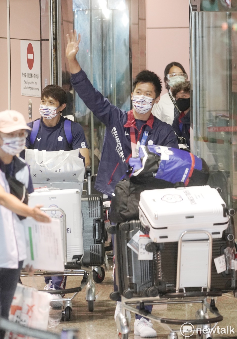 獲得2020東京奧運鞍馬銀牌的李智凱和教練林育信3日傍晚返抵國門。 圖:張良一/攝 獲得2020東京奧運鞍馬銀牌的李智凱和教練林育信3日傍晚返抵國門。 圖:張良一/攝