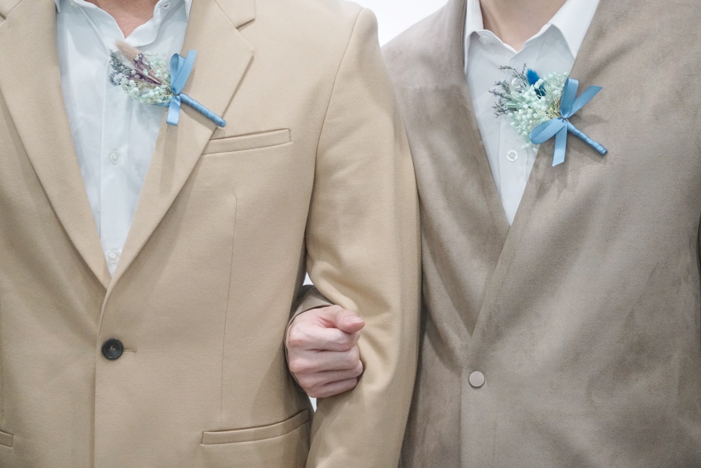 第一對台灣澳門跨國伴侶登記結婚記者會,右為信奇,左為阿古。 圖:張良一/攝 第一對台灣澳門跨國伴侶登記結婚記者會,右為信奇,左為阿古。 圖:張良一/攝