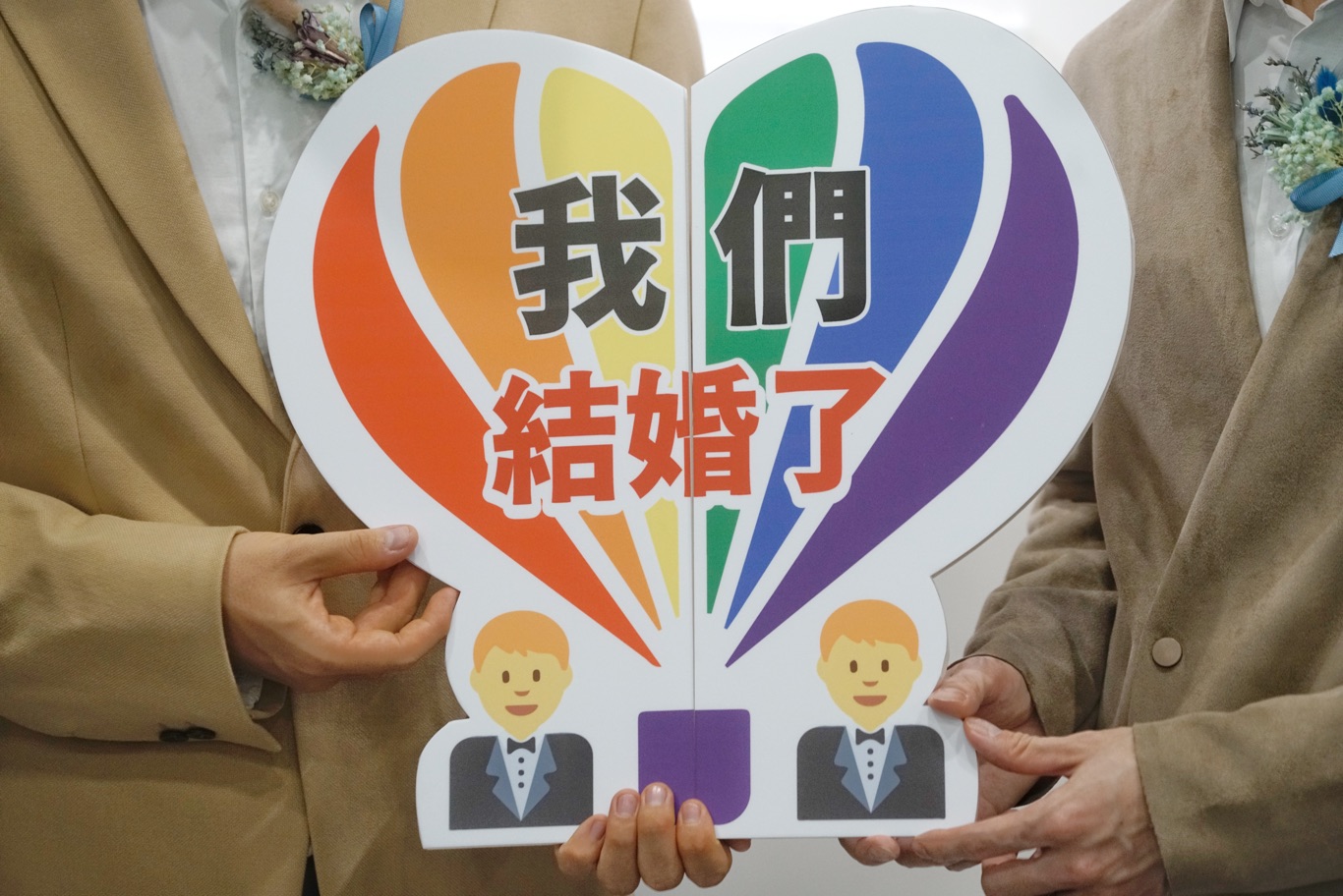 第一對台灣澳門跨國伴侶登記結婚記者會,右為信奇,左為阿古。 圖:張良一/攝 第一對台灣澳門跨國伴侶登記結婚記者會,右為信奇,左為阿古。 圖:張良一/攝
