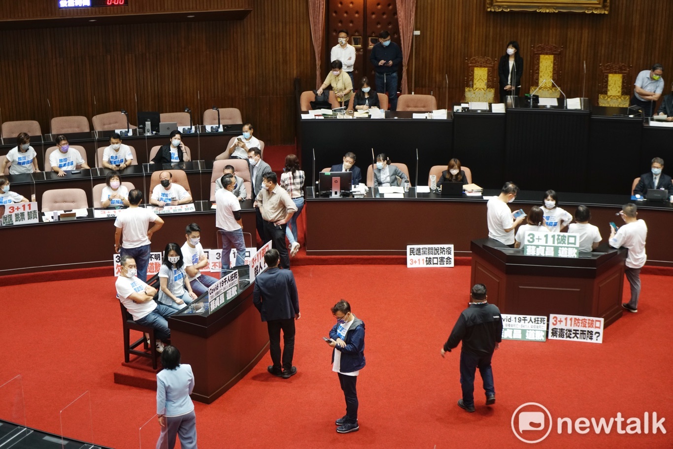 行政院長蘇貞昌今到立法院進行施政報告,國民黨立委事先佔領發言台;目前朝野協商中。 圖:張良一/攝 行政院長蘇貞昌今到立法院進行施政報告,國民黨立委事先佔領發言台;目前朝野協商中。 圖:張良一/攝