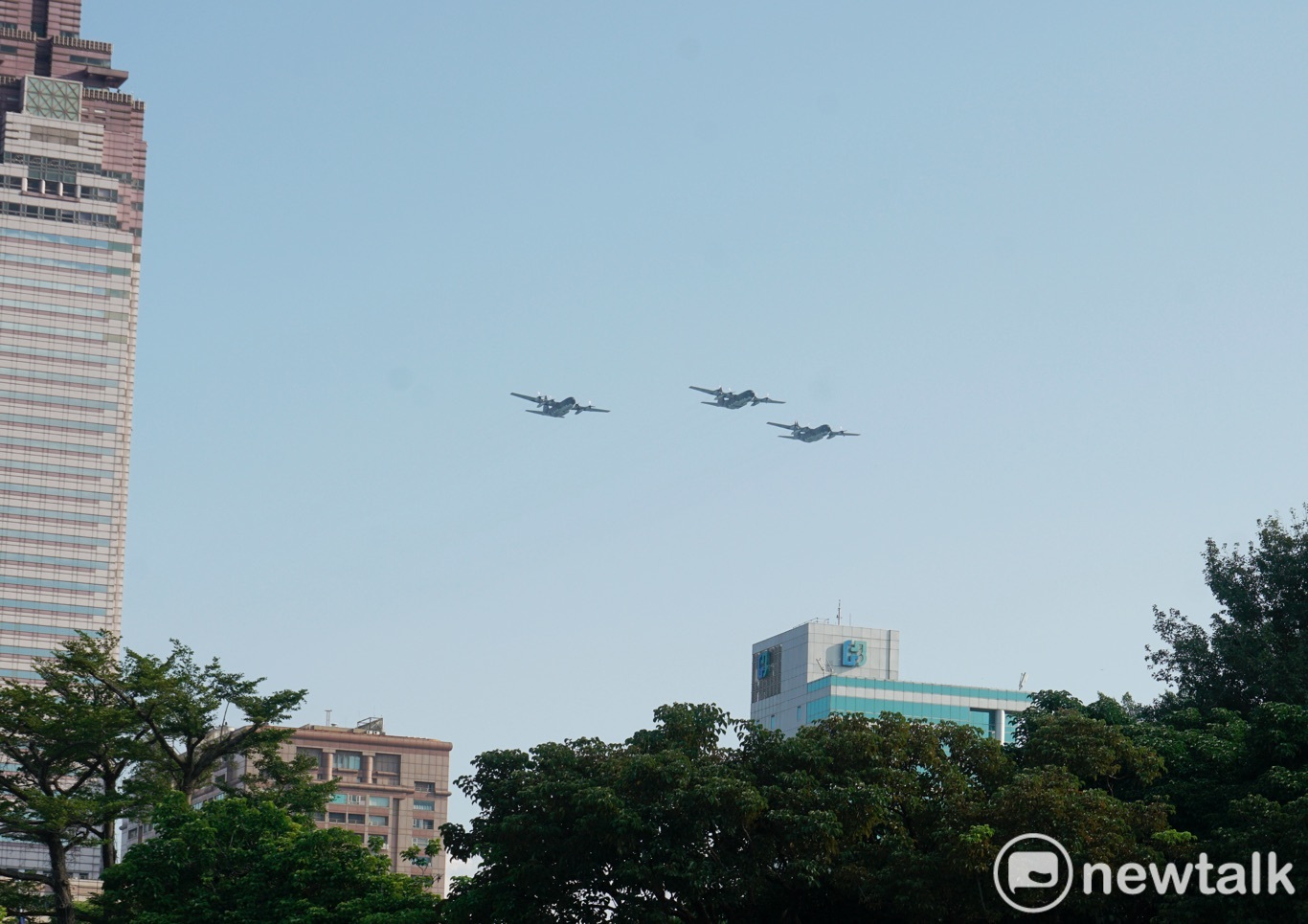國慶空中分列式預演,圖為C-130運輸機。 圖:張良一/攝 國慶空中分列式預演,圖為C-130運輸機。 圖:張良一/攝