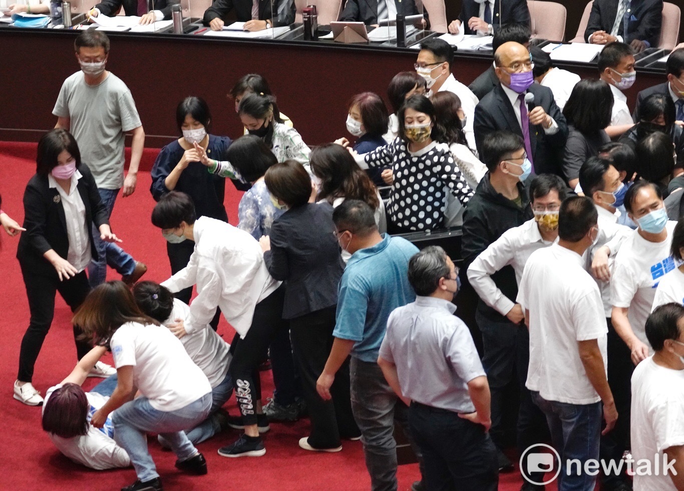 民進黨立委透過人牆保護蘇貞昌。 圖:張良一/攝 民進黨立委透過人牆保護蘇貞昌。 圖:張良一/攝