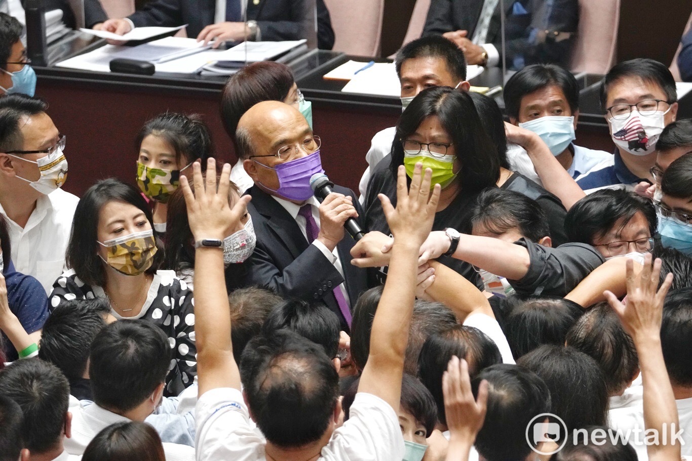 面對國民黨立委阻攔上台報告,蘇貞昌喊話。 圖:張良一/攝 面對國民黨立委阻攔上台報告,蘇貞昌喊話。 圖:張良一/攝