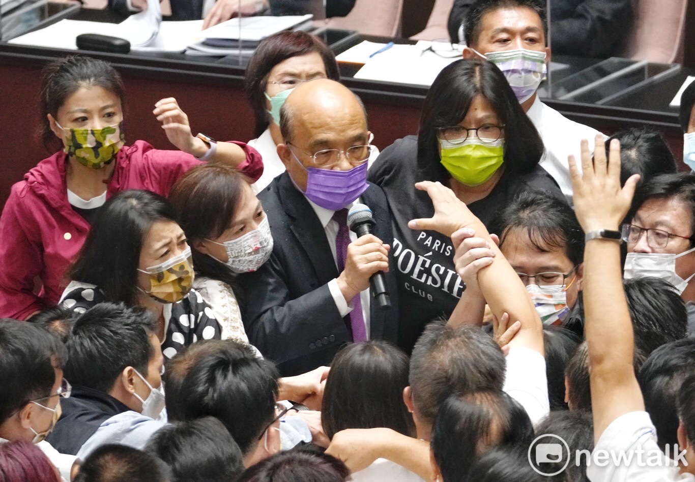 面對國民黨立委阻攔上台報告,蘇貞昌喊話。 圖:張良一攝 面對國民黨立委阻攔上台報告,蘇貞昌喊話。 圖:張良一攝
