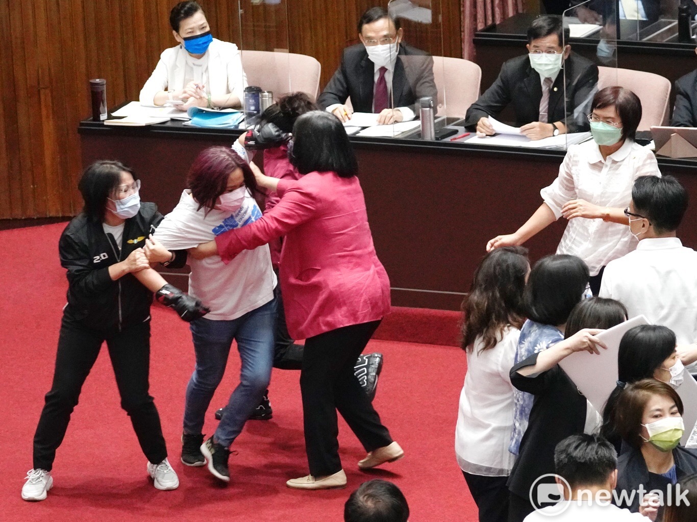 國民黨陳玉珍要衝往主席台方向,遭民進黨立委擋下來。 圖:張良一/攝 國民黨陳玉珍要衝往主席台方向,遭民進黨立委擋下來。 圖:張良一/攝