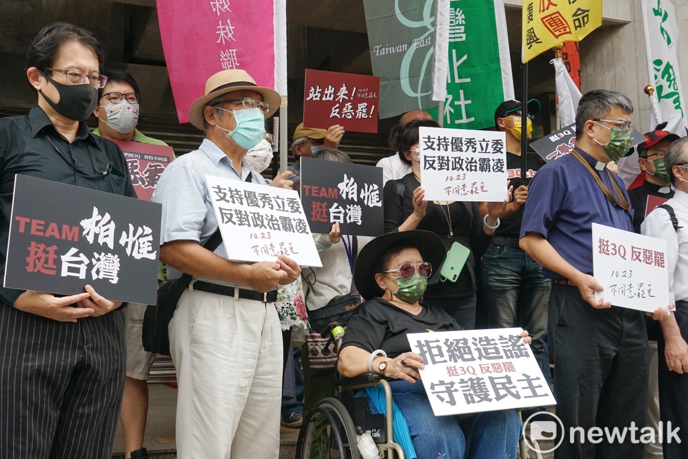 台灣獨立聯盟等團體舉辦「本土社團挺柏惟反惡罷」記者會。 圖:張良一/攝 台灣獨立聯盟等團體舉辦「本土社團挺柏惟反惡罷」記者會。 圖:張良一/攝